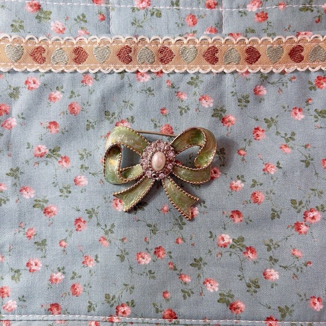 green ribbon silver brooch