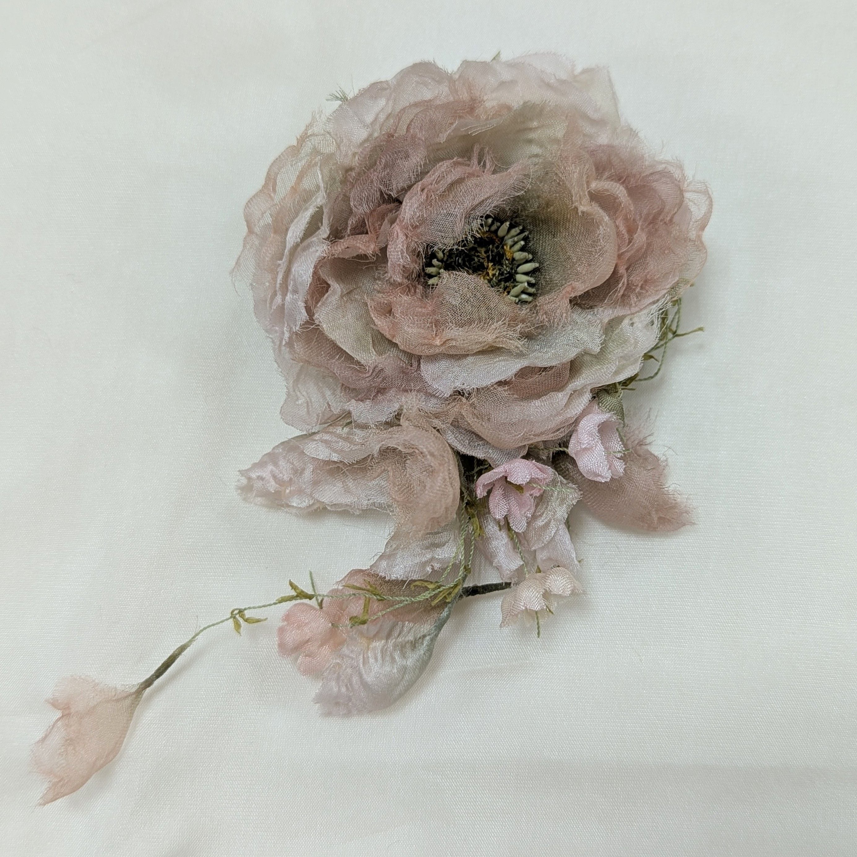 ばらの布花コサージュ（黒） | 癒花-Yurarika-