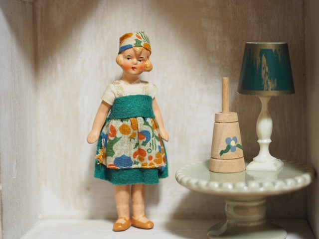 グリーンのワンピース・花柄エプロンの女の子　Hertwig