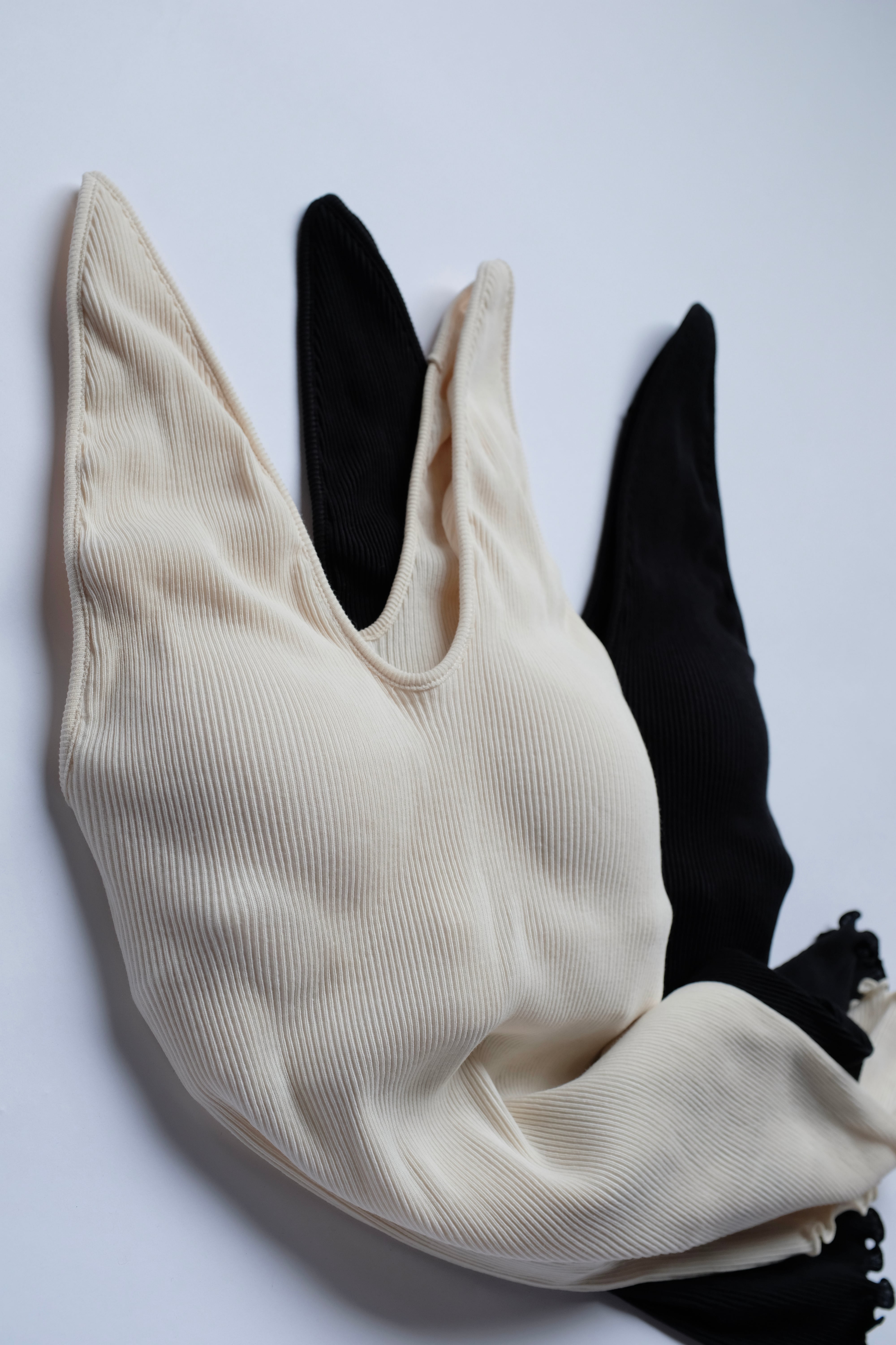 HAKUJI] Twist cotton V-neck tanktop / Black | YES-姫路の美容院と服