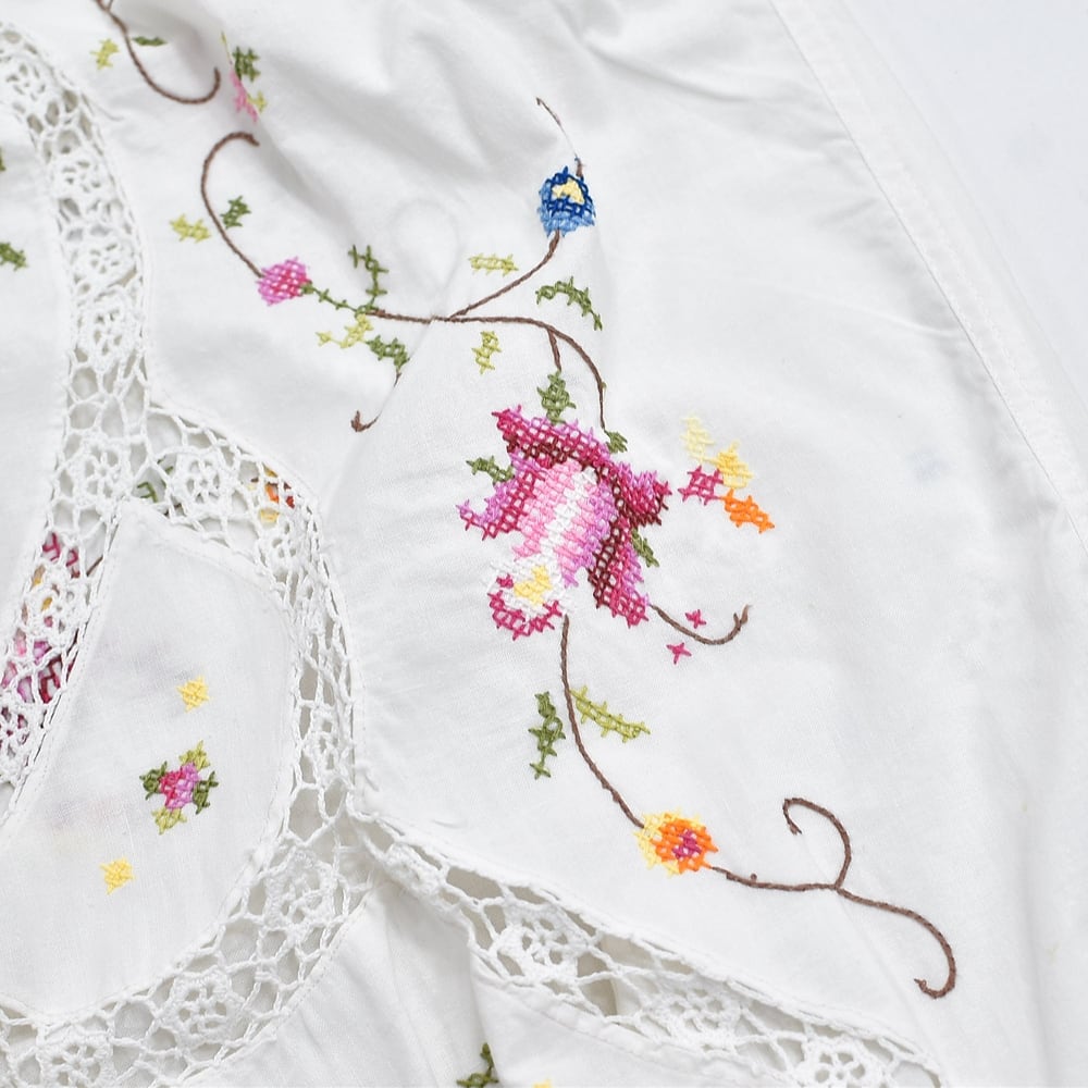 1点物 ハンドメイド 刺繍パッチワーク ピンクフリル レース 白 リメイクパンツ Remakeリメイク 再構築 フラワー & レース 刺繍 デザイン ルーズ