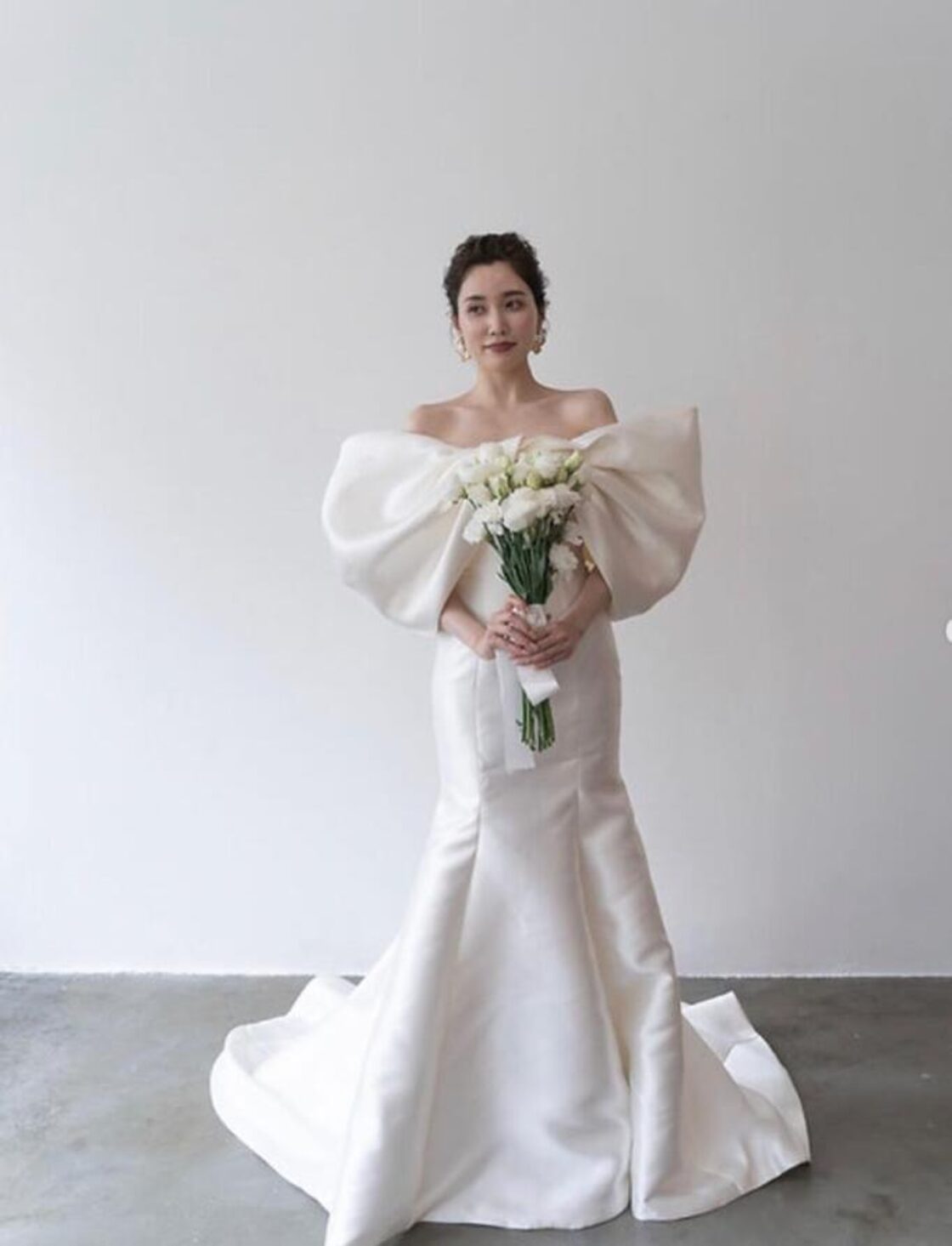 ウエディングドレス ふっくら柔らかなバックリボン マーメイド 肩出し  
