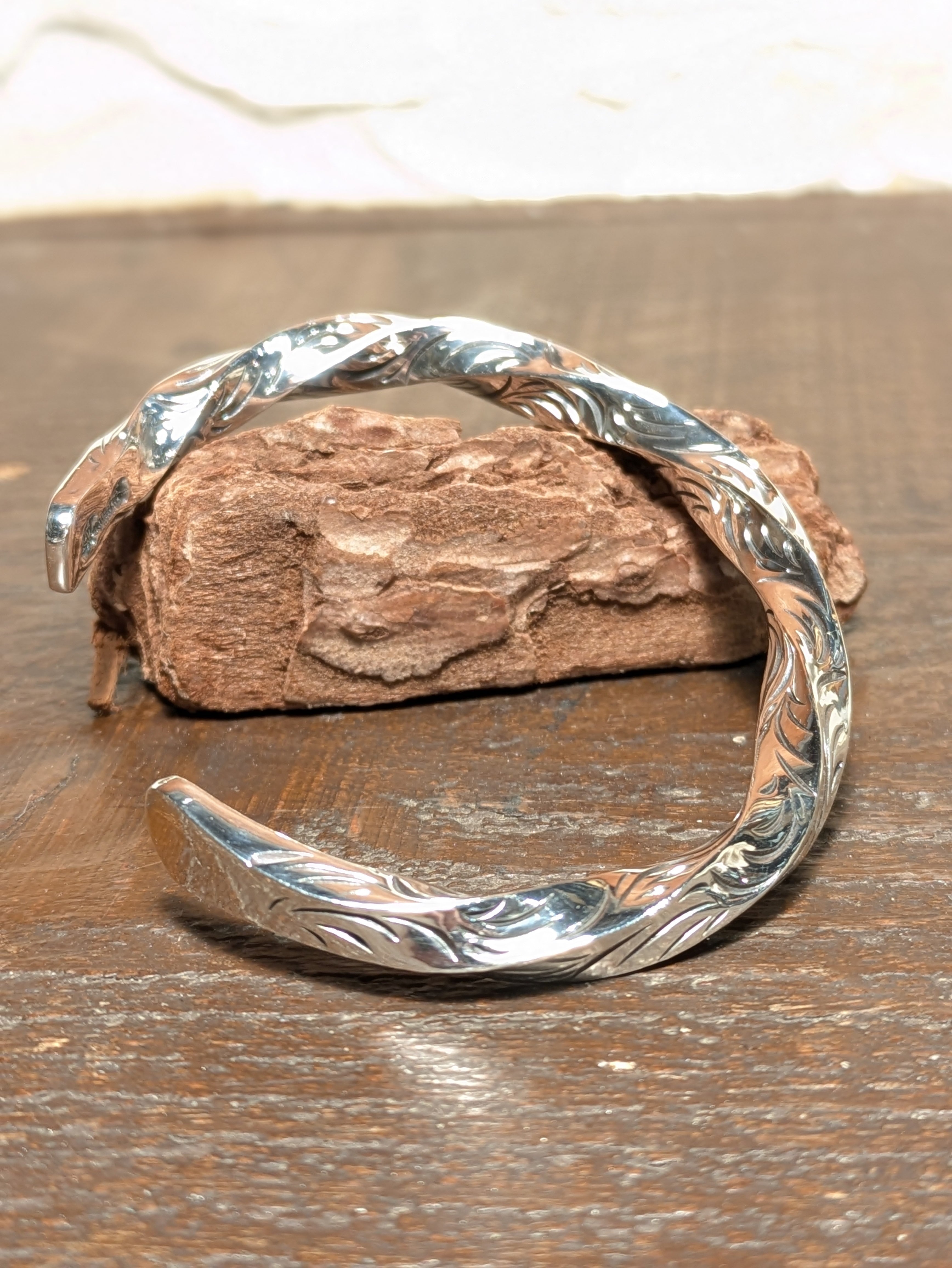 唐草彫りツイストバングル M | 彫金工房アルソミトラ