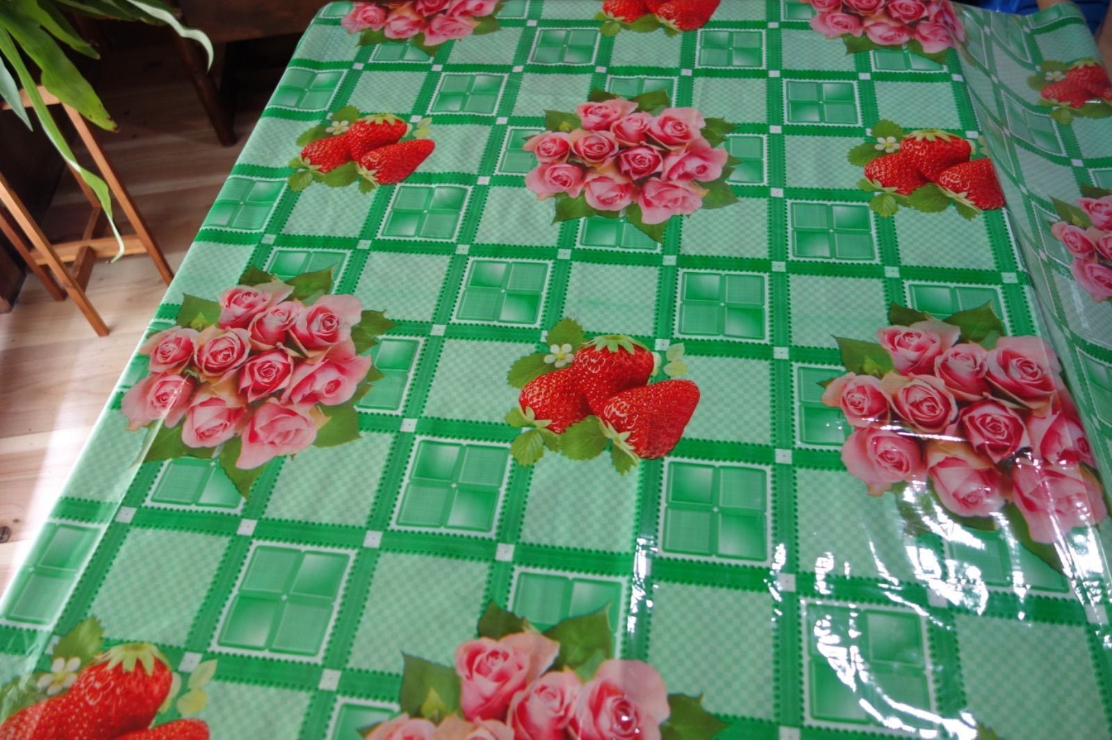 ベトナム製ビニールテーブルクロス.薔薇いちご緑】色違いあり/レトロ柄