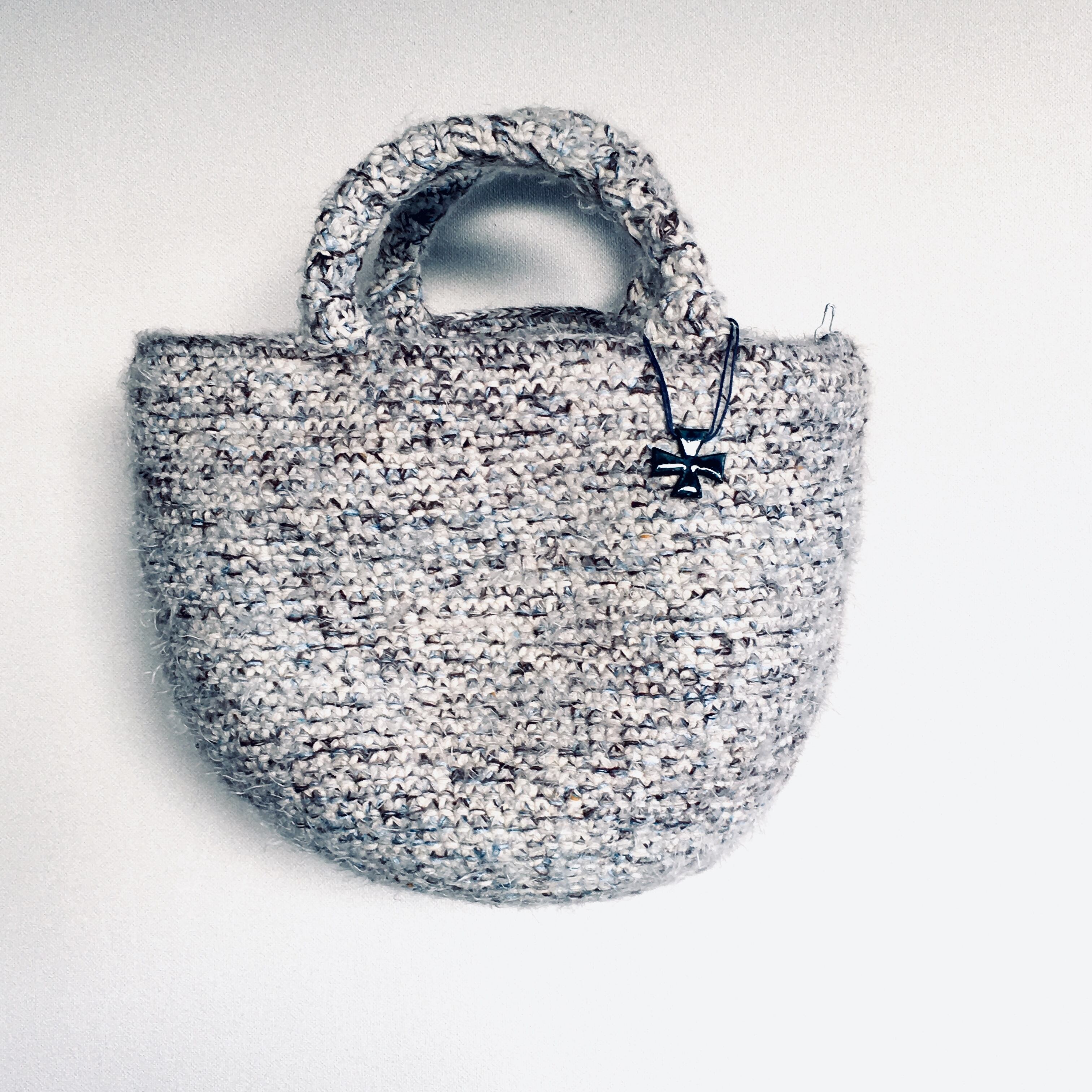 たくさんの白い糸と水色茶色などの糸で編んだコロンとしたしっかりトート Marigold