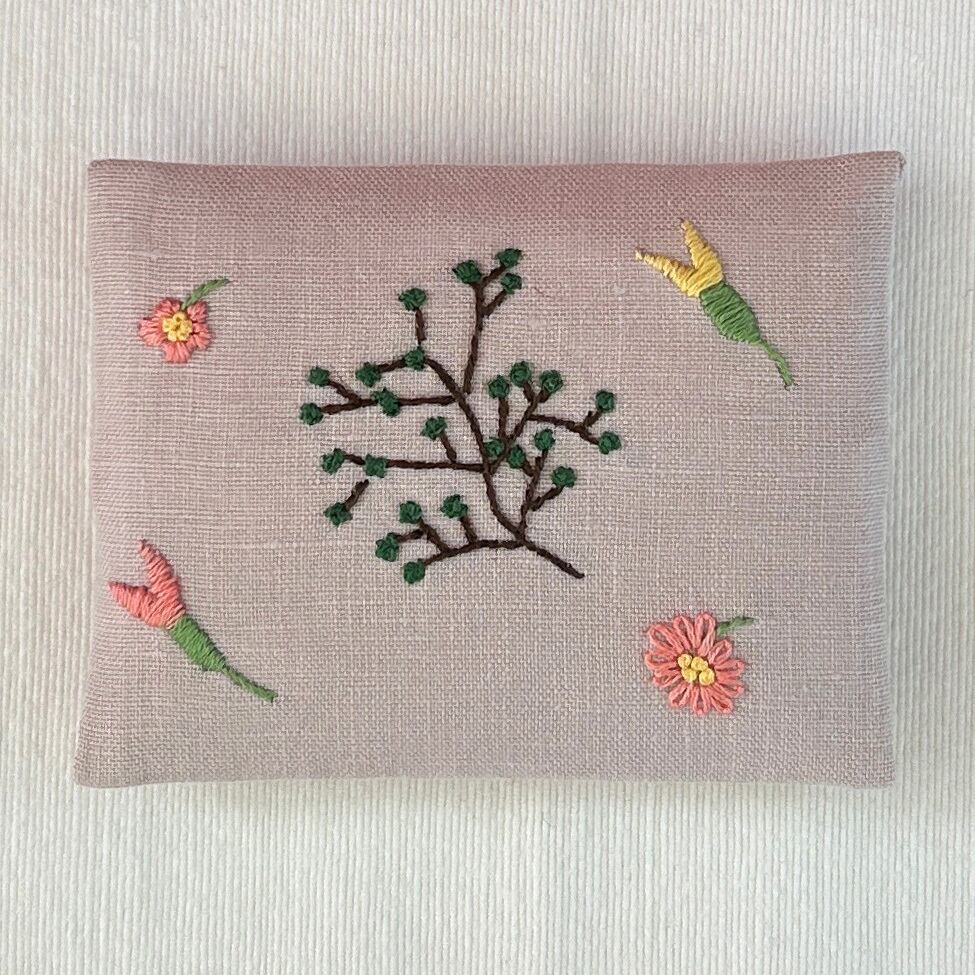 麻布に手刺繍のポケットティッシュのカバー(木綿裏地付き）＜うす茶