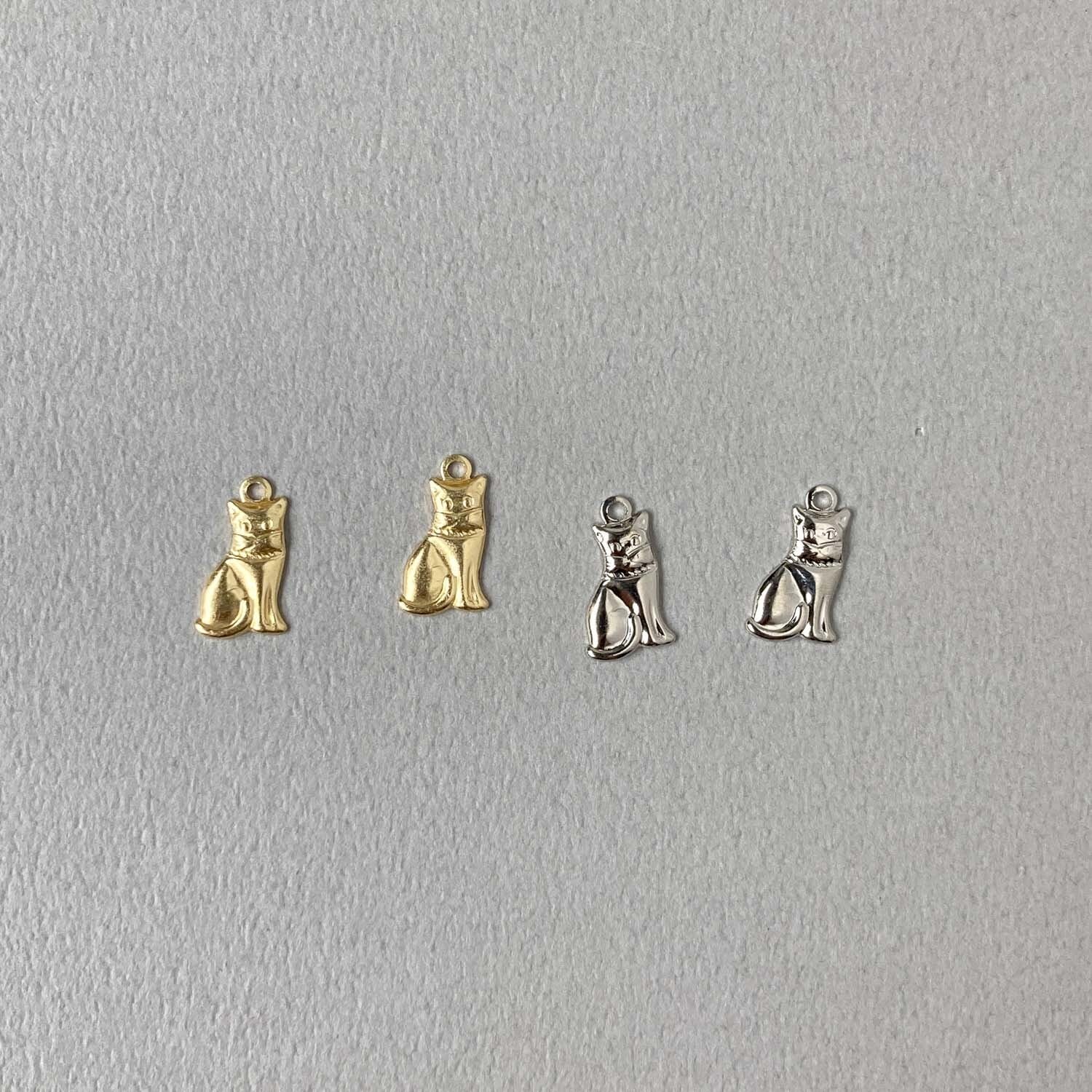 新色追加〉USA真鍮 首輪のついたミニ猫チャーム（13mm） | Dua