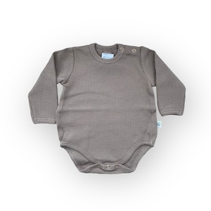 KOPERTOVO オーバーサイズ長袖ワッフルボディースーツ　Taupe　3-6M｜6-12M｜12-18M