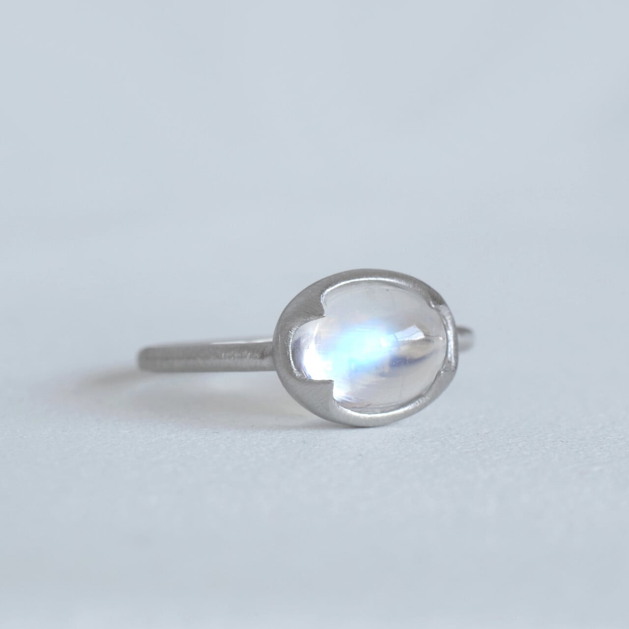 一点物】Pt900・レインボームーンストーンのカボションリング | HARUKA