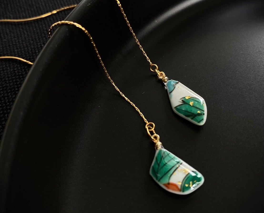 九谷焼上絵五彩と染付の陶片ピアス(チェーン緑)