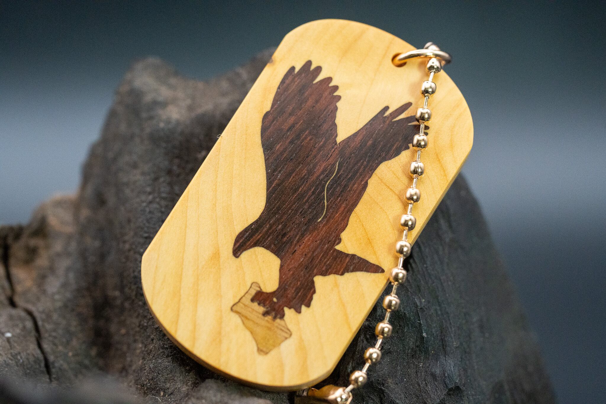 【日本工芸文化の代表格】御蔵島柘植 ドッグタグ 象嵌 トンビと油揚げ