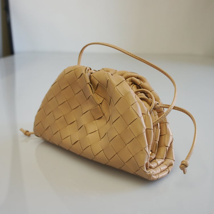 ✨BOTTEGA VENETA✨ボッテガヴェネタ✨ベージュ✨クラッチバッグ✨ ウィメンズ's クラッチバッグ | Bottega Veneta® JP