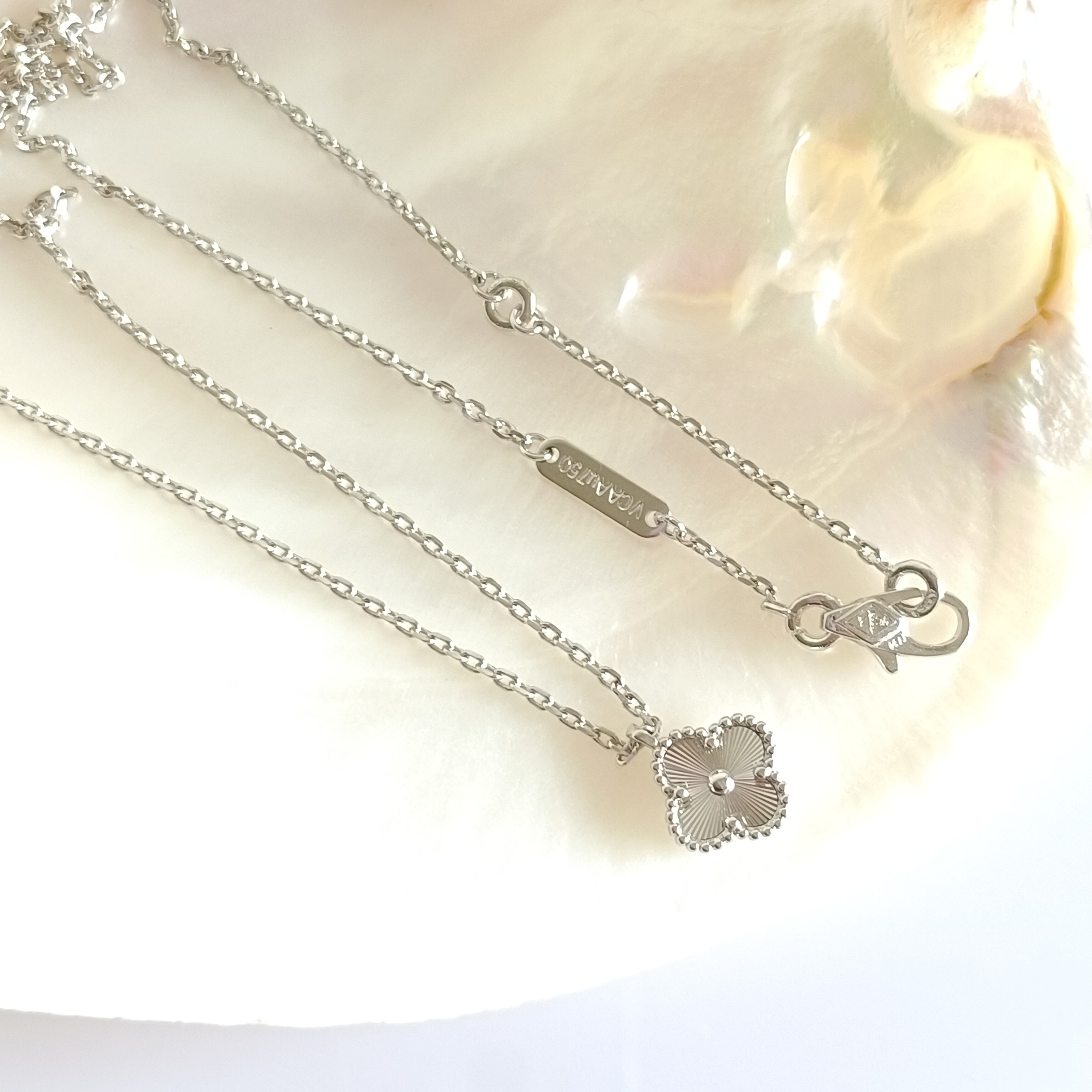 ギヨシェ ホワイトゴールド ミニクローバーネックレス 9.5mm | olive&caty