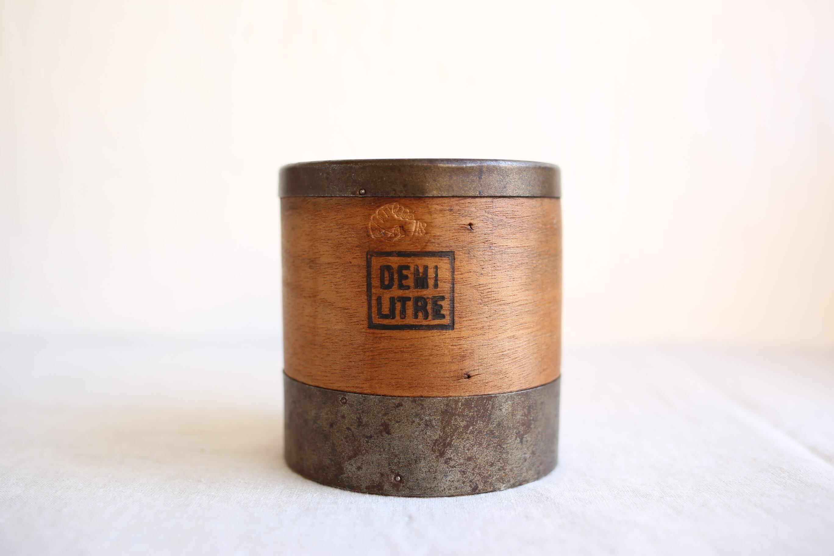 フランス アンティーク ヴィンテージ 木製 計量カップ 『DEMI LITRE』 N-02129b