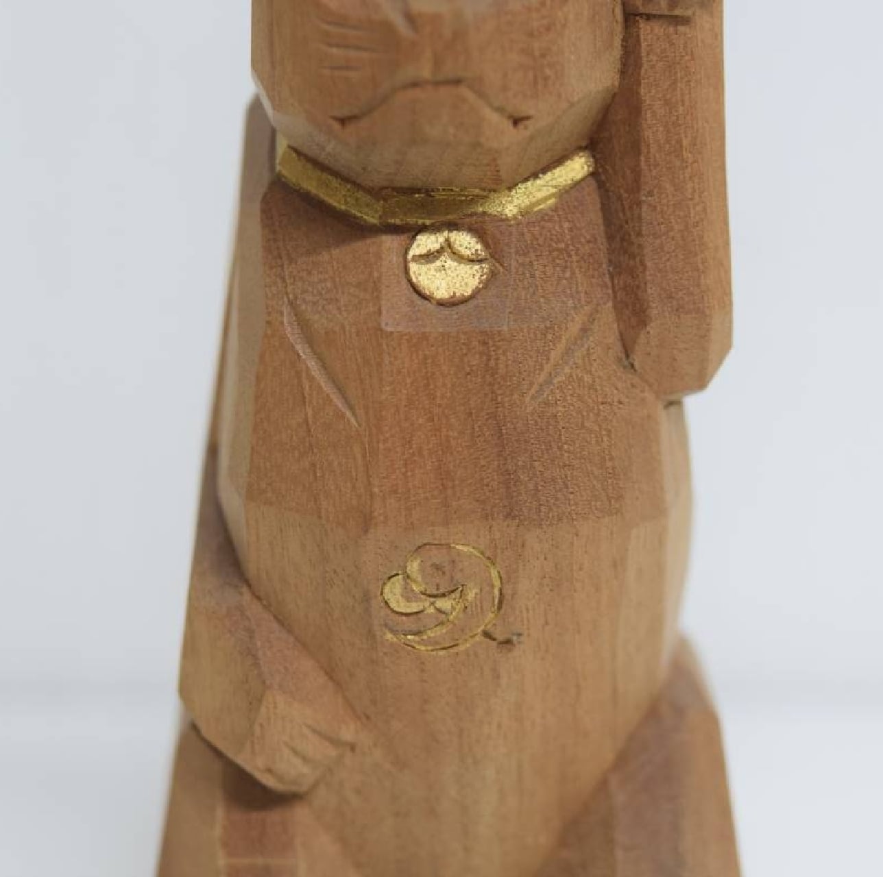 伊勢の仏師 今村瑞甫作 木彫り招き猫 金鈴と雲珠文 猫 | 一丁目ねこ