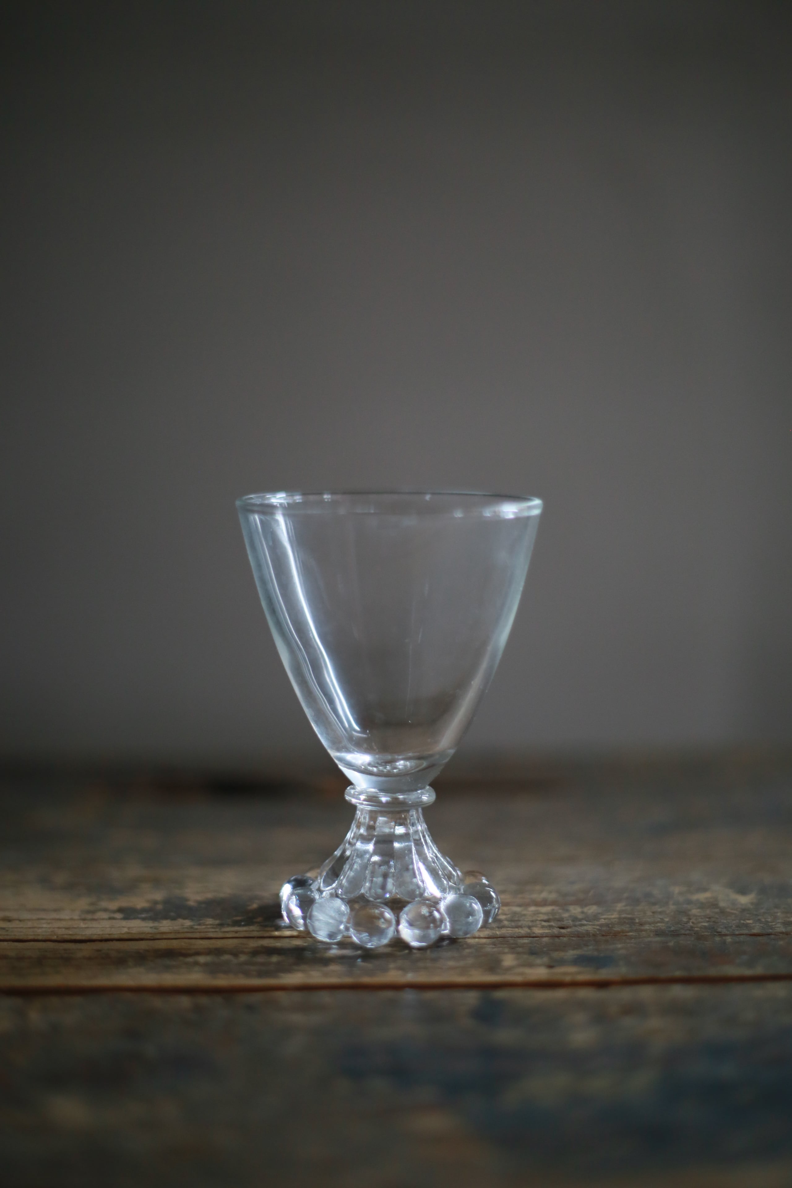 古い米国の脚付きグラス