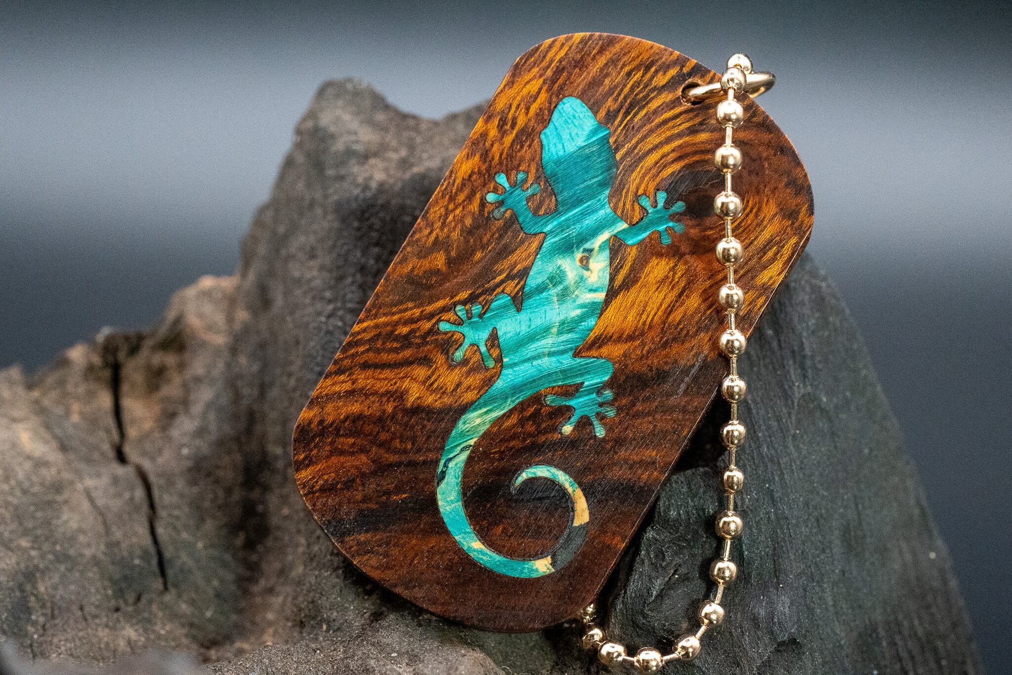 ※【砂漠の宝石】デザートアイアンウッド ドッグタグ 象嵌 木登りトカゲ