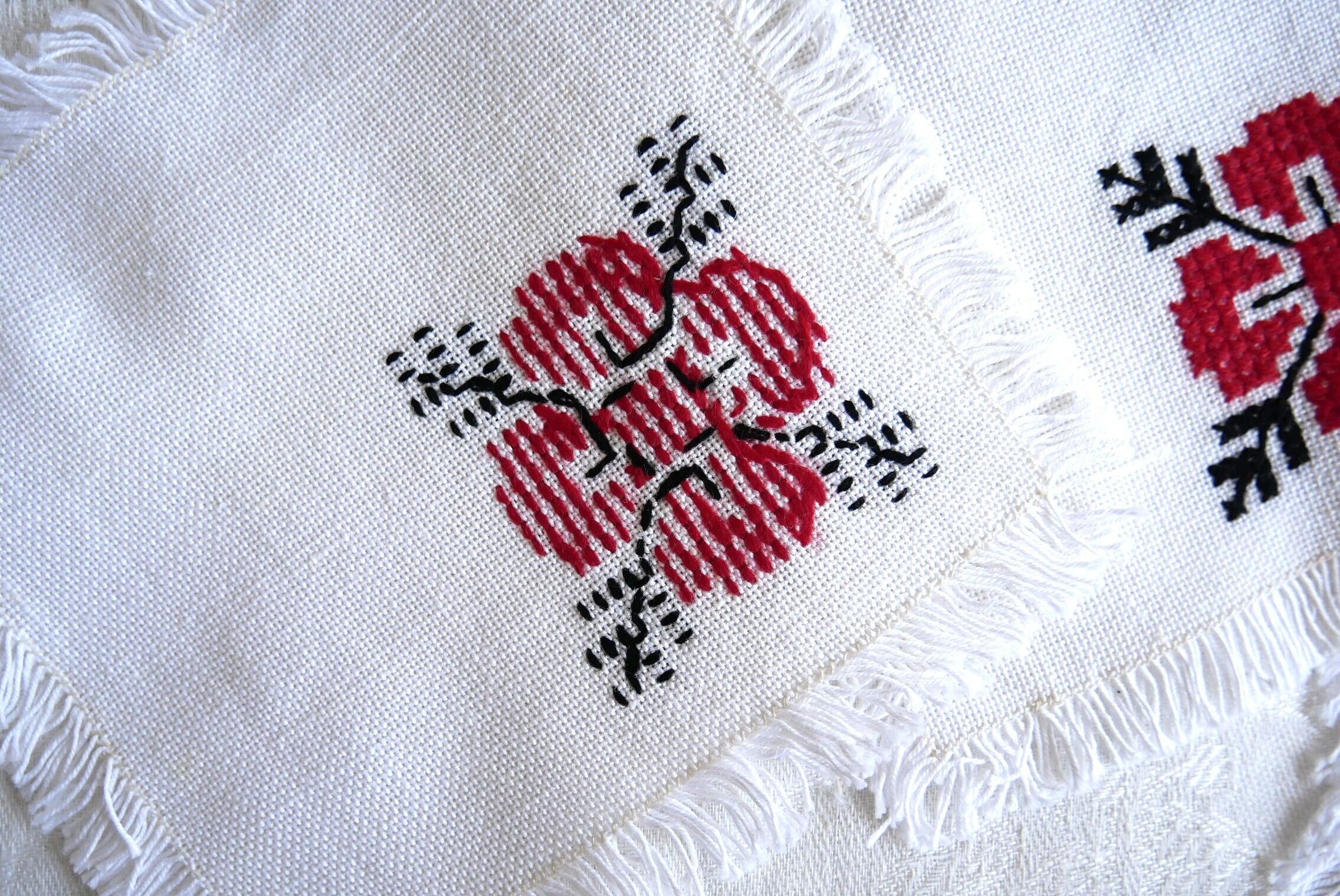 東欧の刺繍クロス 赤と黒のクロスステッチ テーブル＆カクテルナプキン