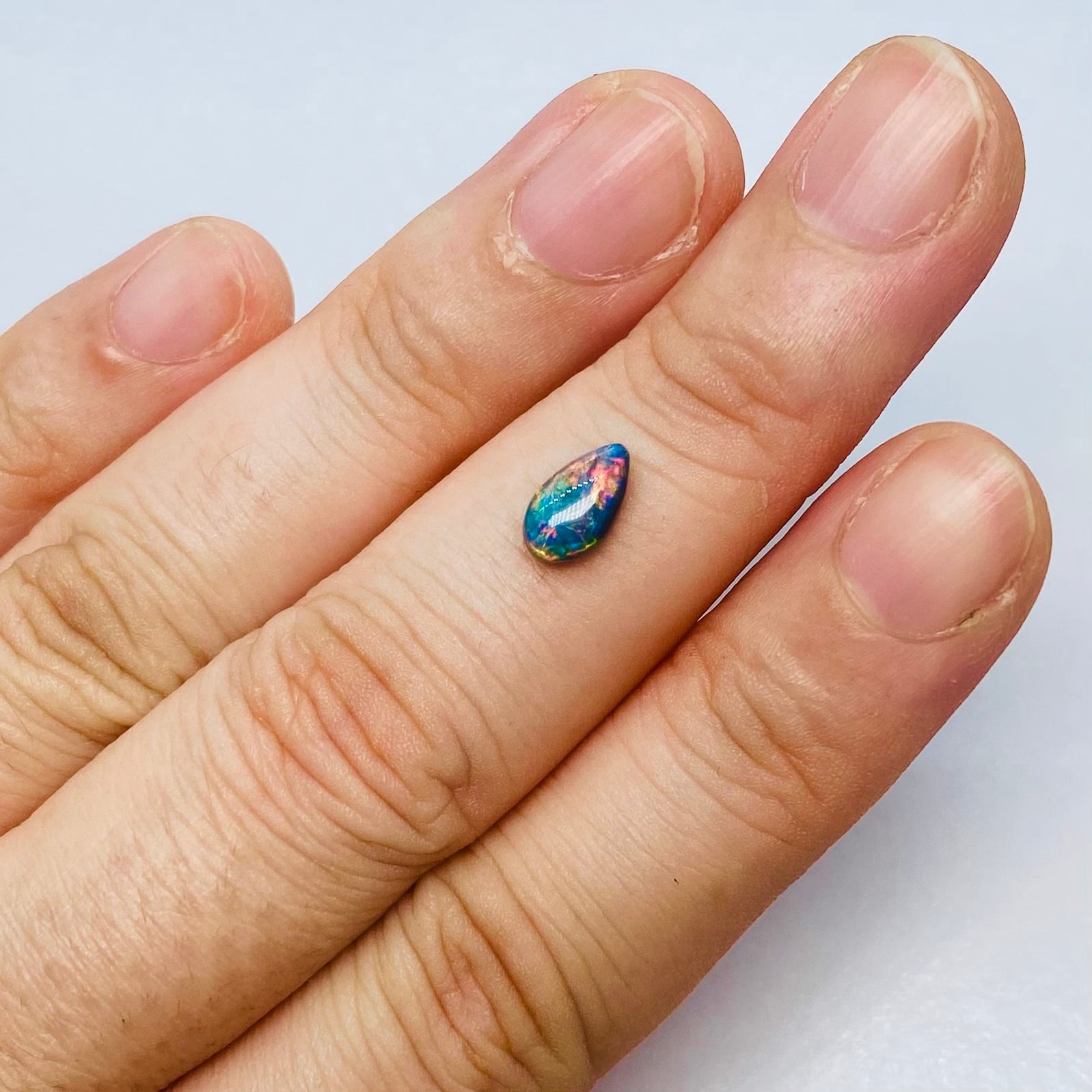 地球の美しい色を凝縮したようなブラックオパール