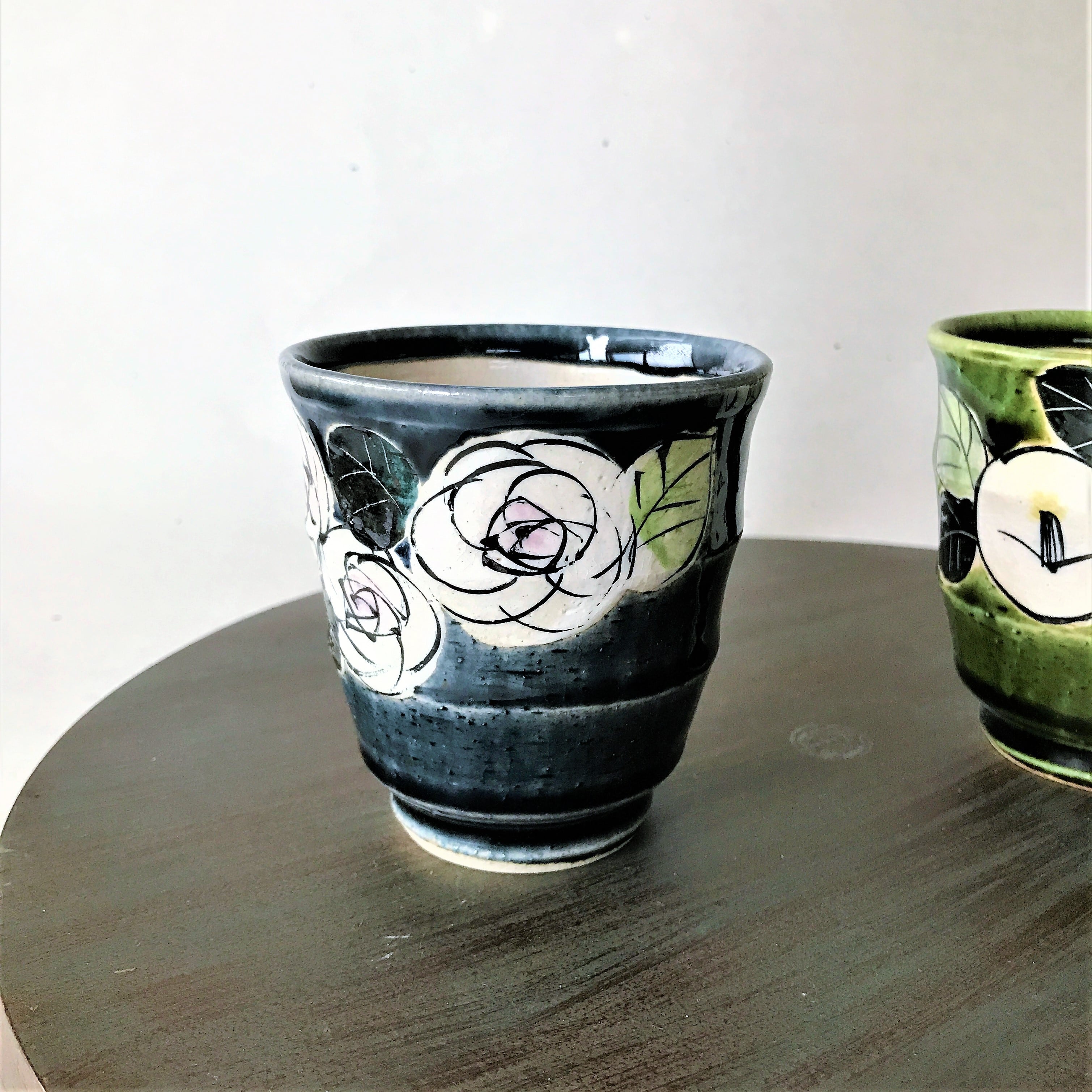 お湯呑み　藍ばらと織部黒椿