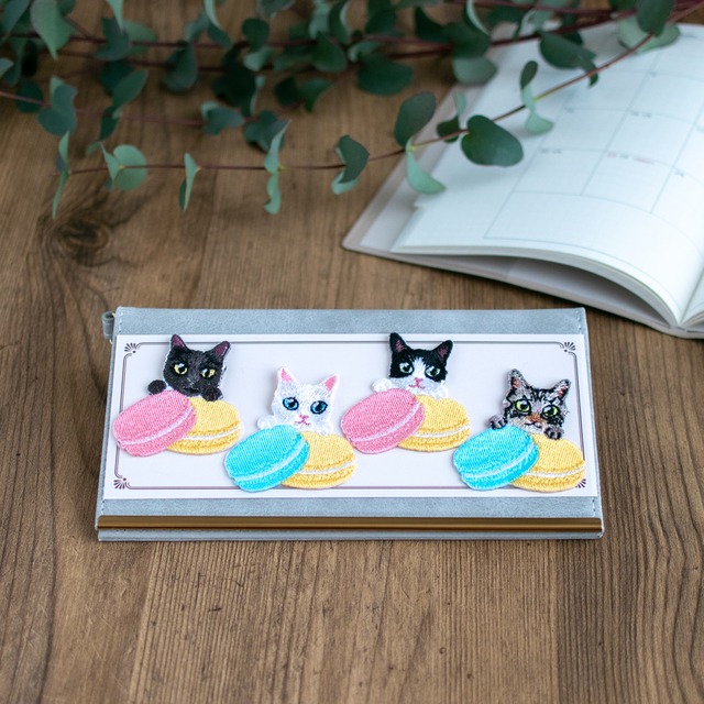 甘い時間を閉じ込めた、にゃんスイーツ刺繍シール【マカロン】