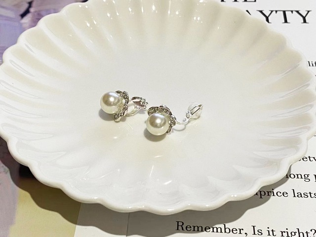 イヤリング　一粒パール　フラワーモチーフ　ラインストーン　クリップ式