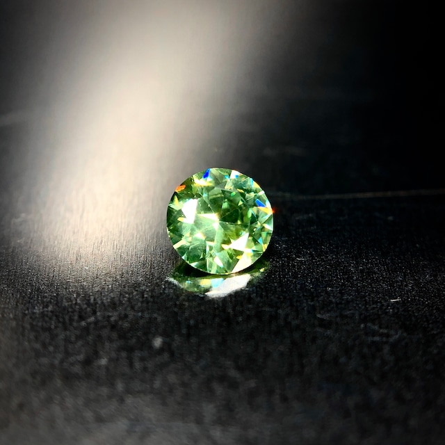 爽やかな若草色と虹色の煌めき 0.15ct 天然 デマントイドガーネット