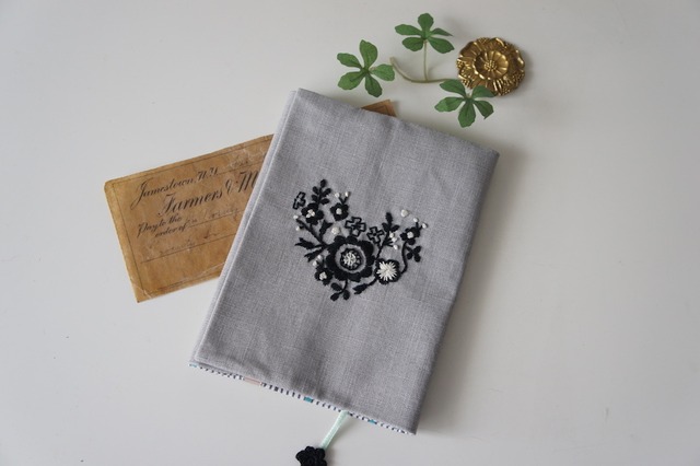 刺繍の文庫カバー（パープル×クレッセント）