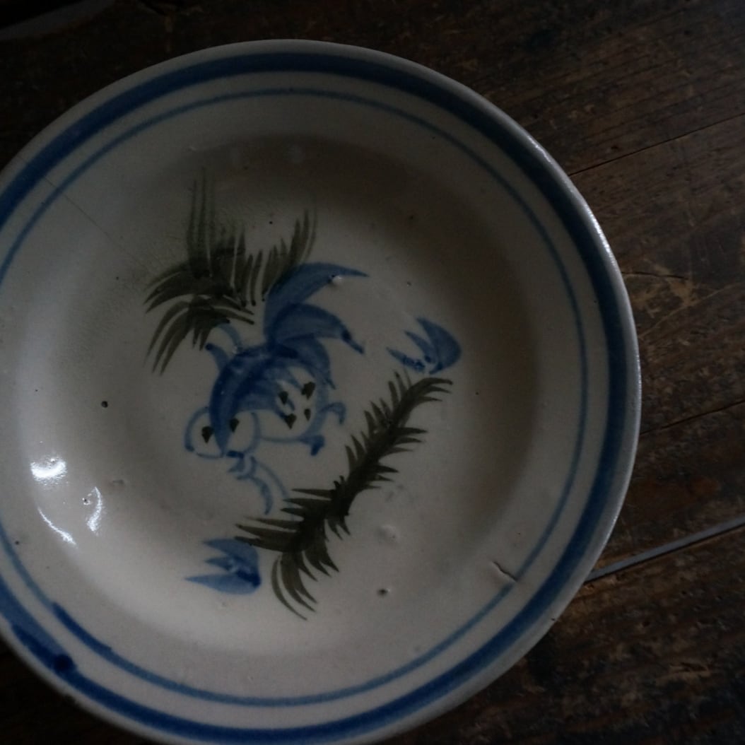 古いベトナムの陶器皿