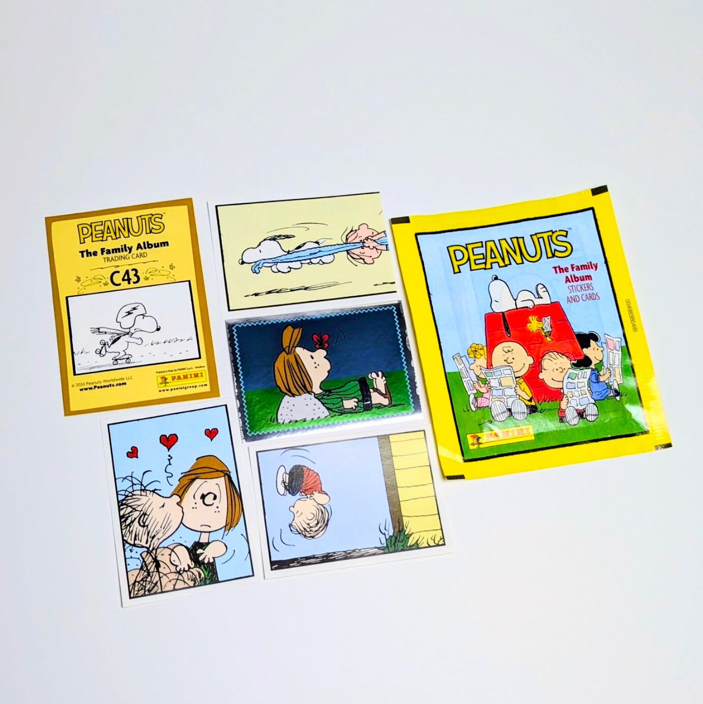 送料無料！【 PEANUTS / ピーナッツ 】The Family Album STICKERS AND CARDS / Panini Stickers / パニーニ・ステッカー トレーディングカード 単品 （1個=4STICKER＋1CARD入）〚アメリカン雑貨 アメトイ〛