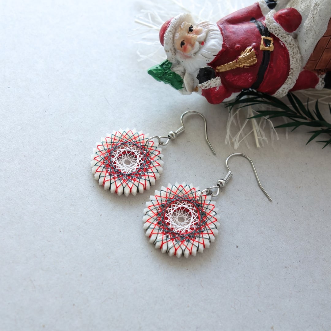 クリスマス仕様バクリフラワーの個性派ピアス／イヤリング クリスマス