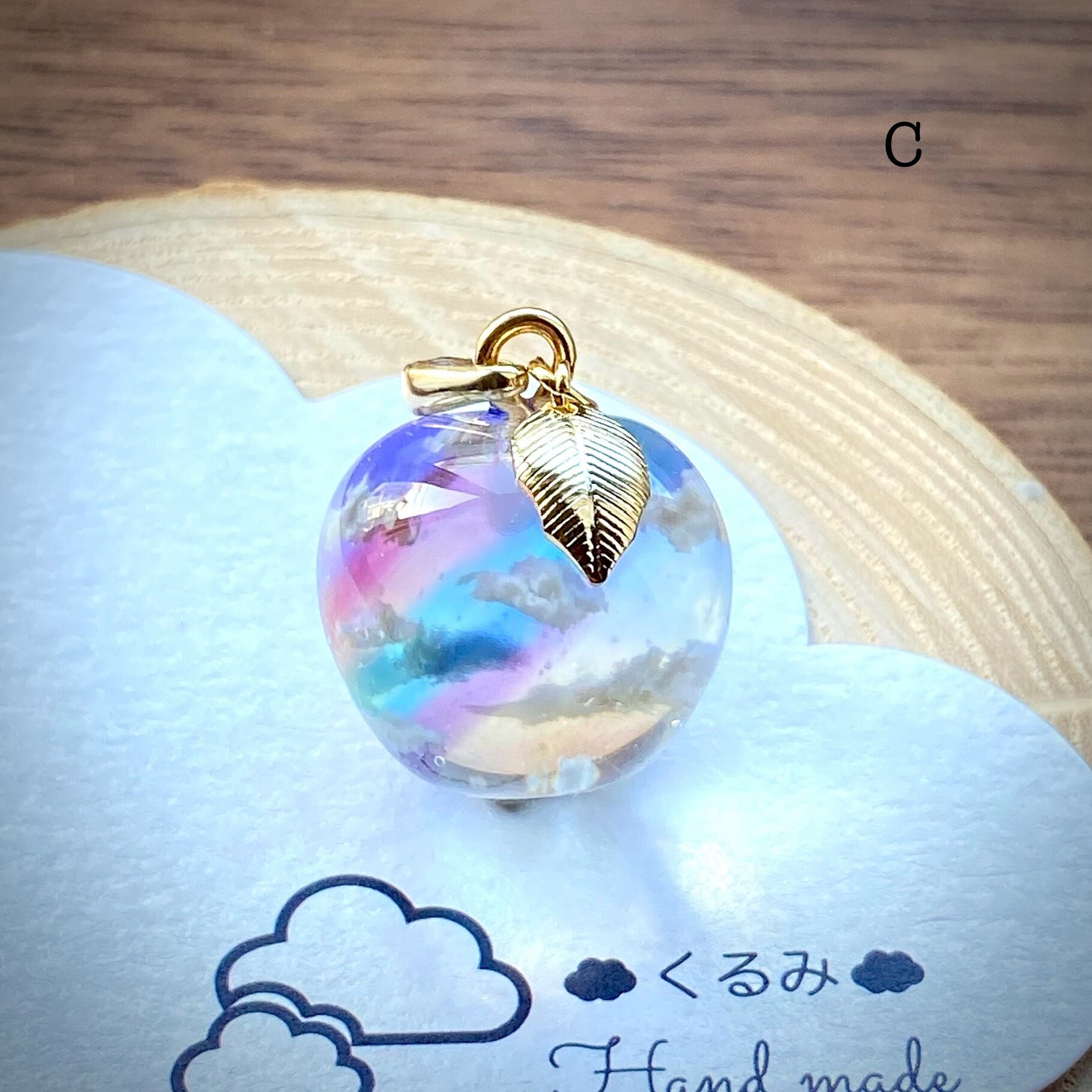 空&雲ペンダント りんご型 夕暮れ空にかかる虹 C