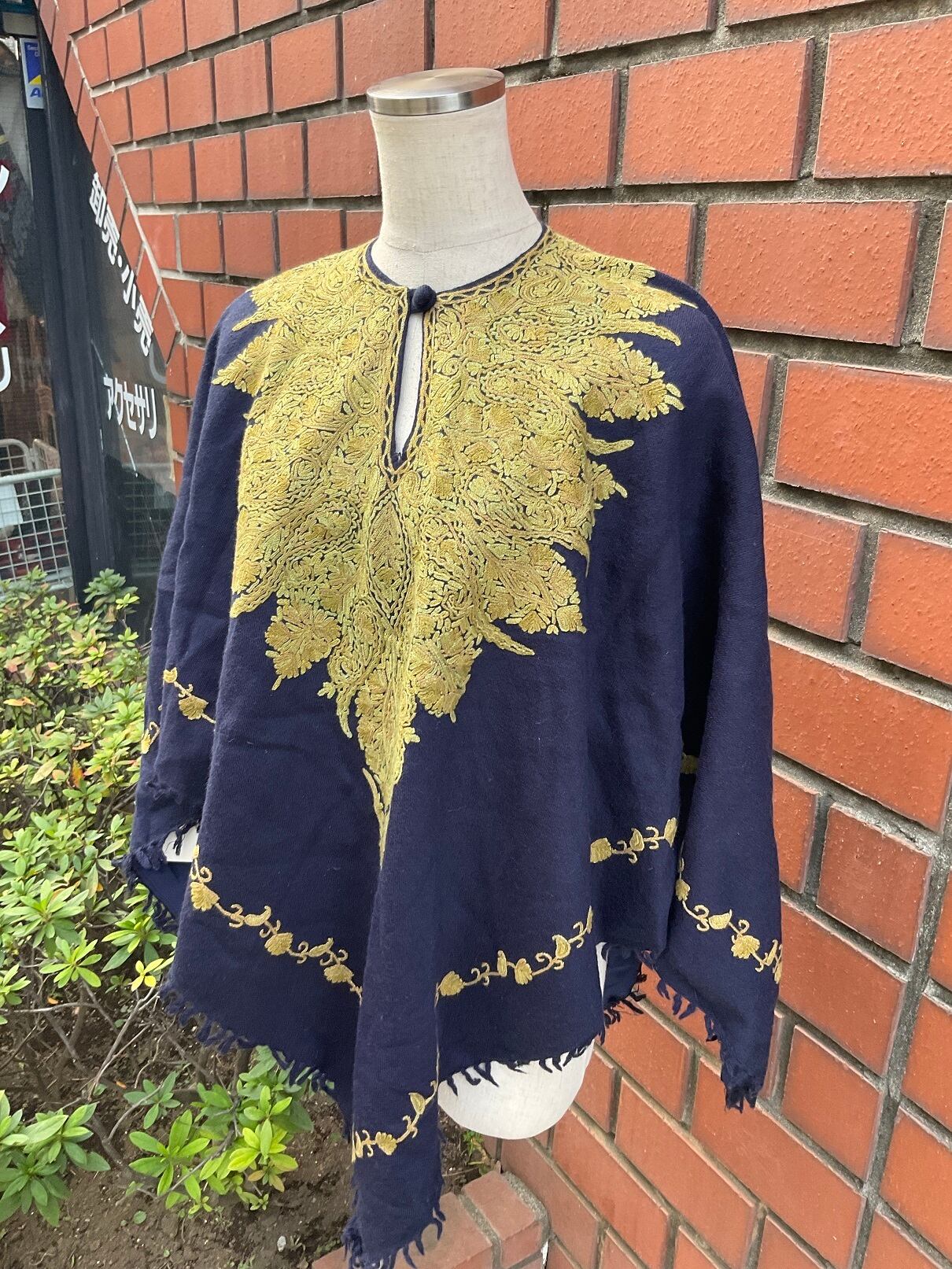 カシミール手刺繍ウールポンチョ B2300480 | アフガニスタンバザール