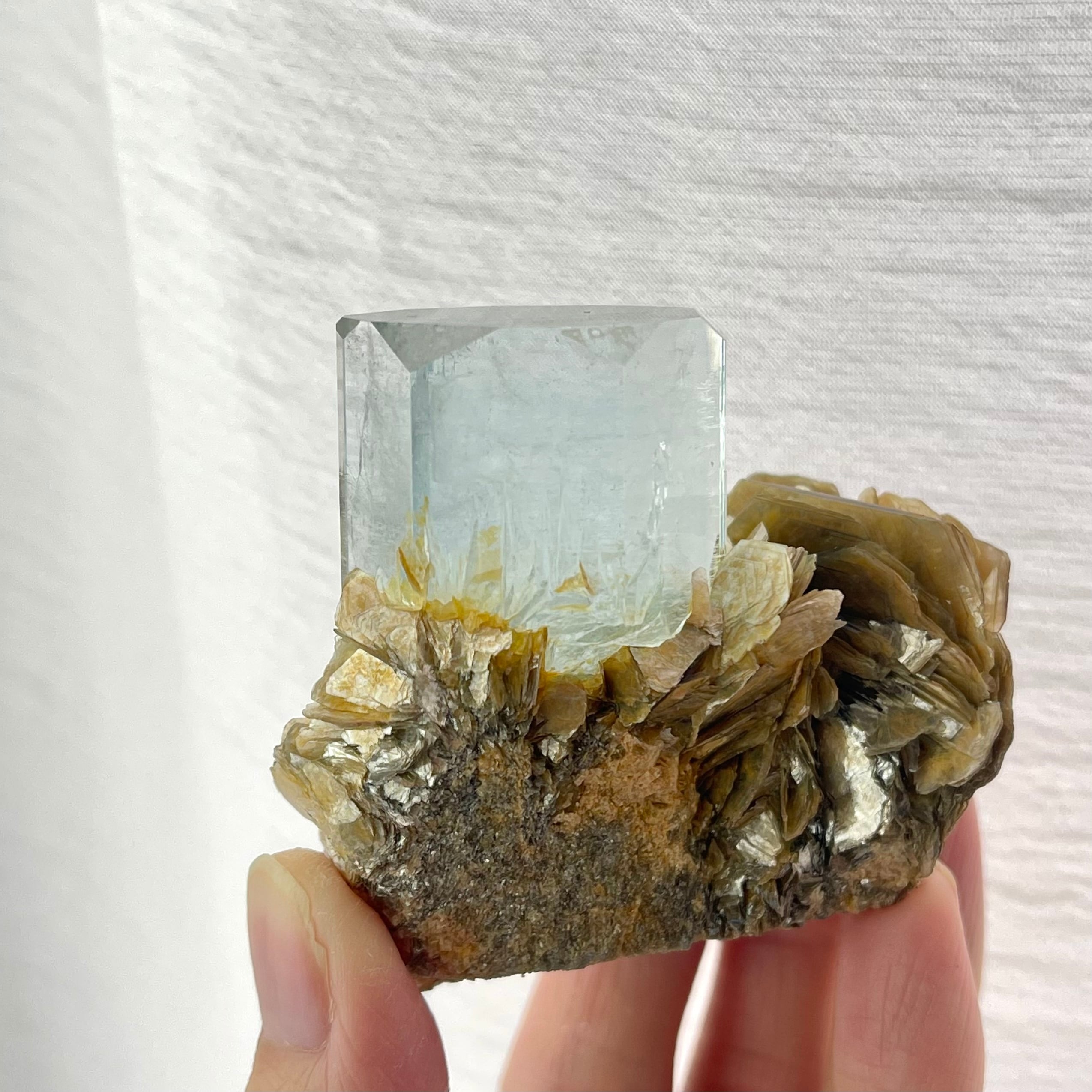 アクアマリン マスコバイト 鉱物 標本 原石 アクアマリン / マスコバイト 【Aquamarine with Muscovite