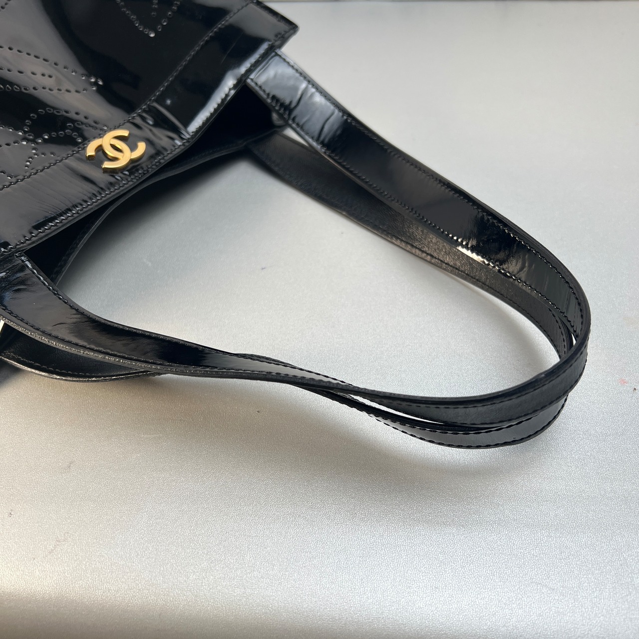 CHANEL シャネル ココマーク カメリア パテントレザー ハンドバッグ ブラック A-12104