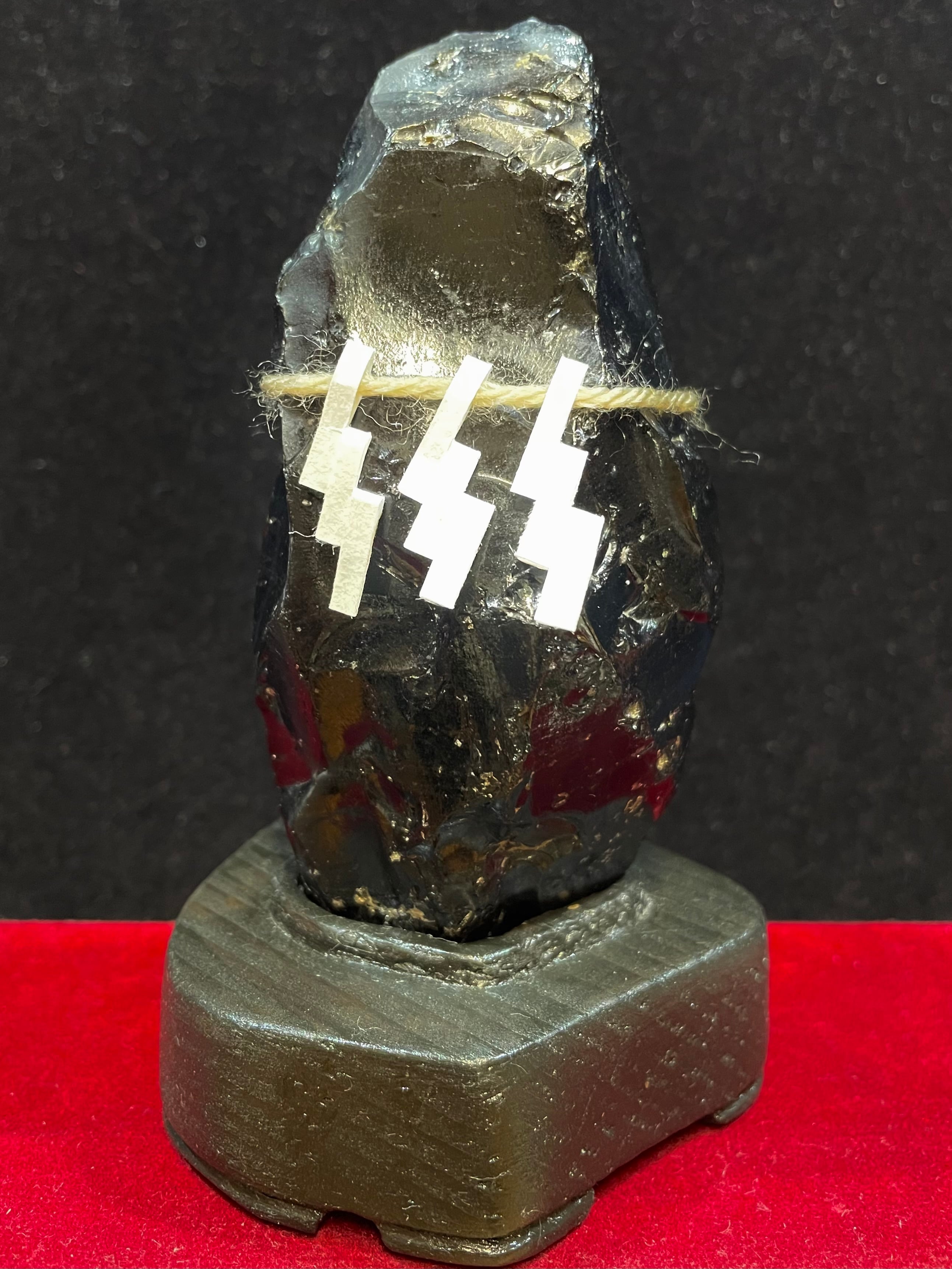 9) 神聖「隠岐の島」黒曜石(〆縄・台座付き)