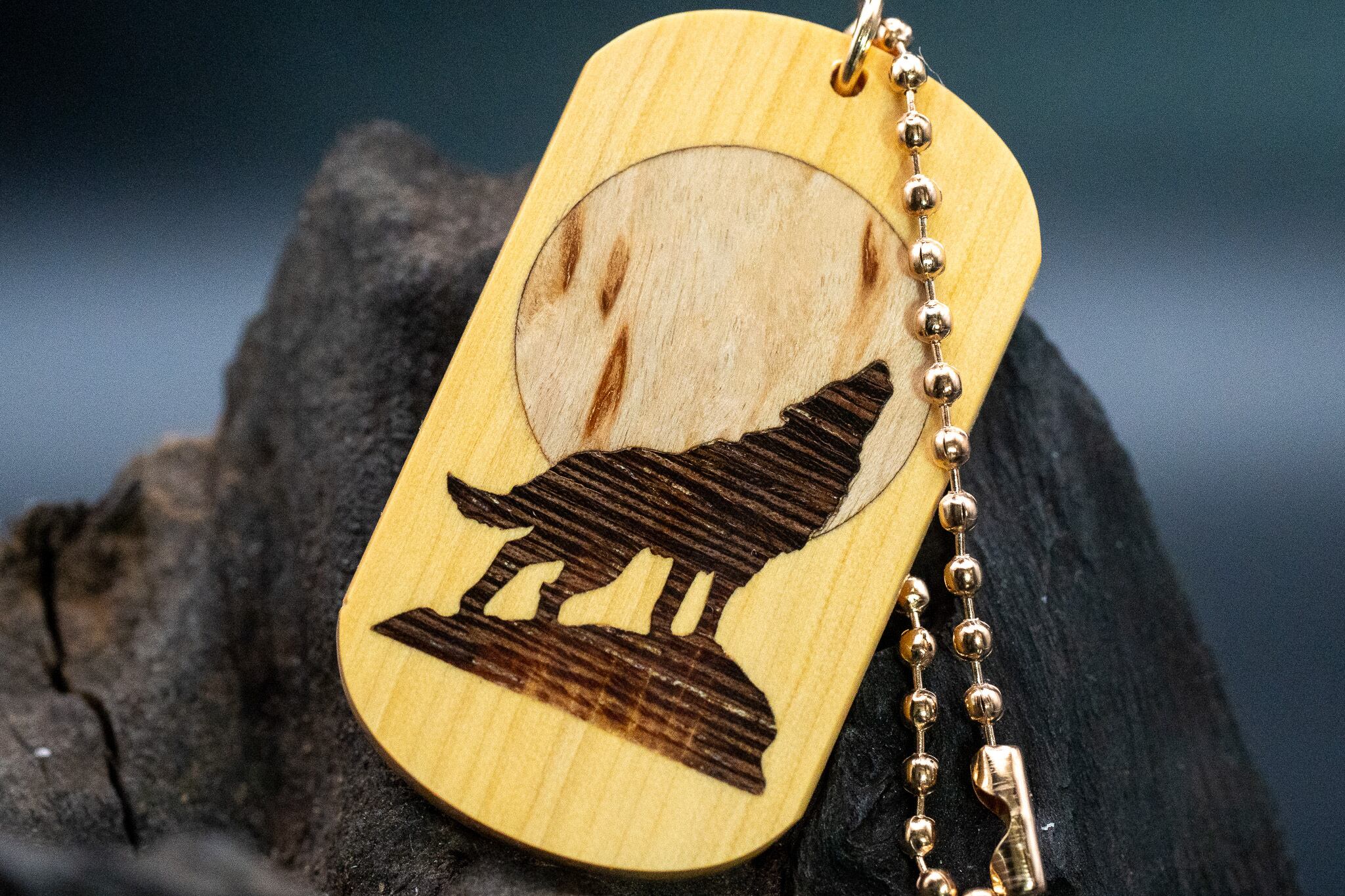 【日本工芸文化の代表格】御蔵島柘植 ドッグタグ 象嵌 月と狼