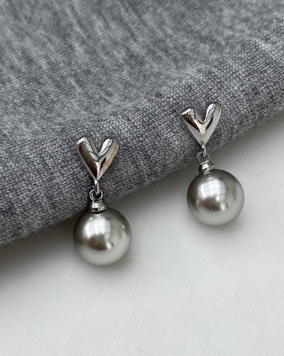 グレーパールハートピアス A30119