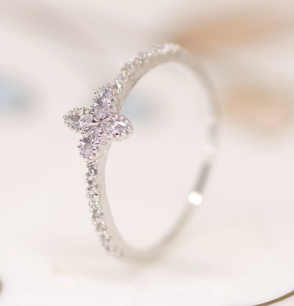 【4℃】プラチナ リング 18K RGP プラチナ ダイヤ CZ 四葉フラワー ハーフエタニティ