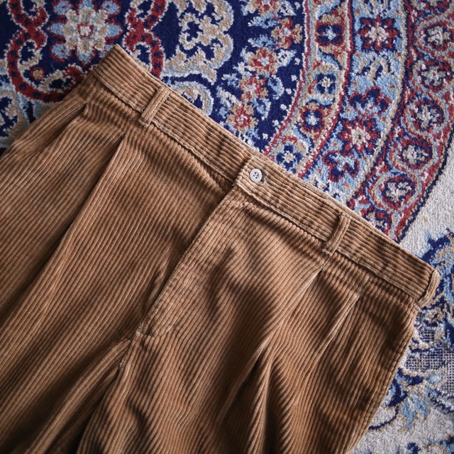 2-tuck tapered silhouette brown wide corduroy pants