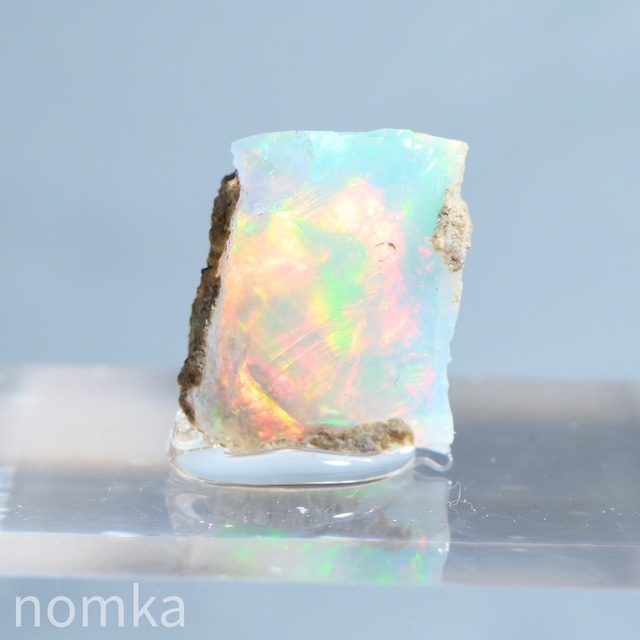 エチオピアオパール台付原石【エチオピア産 / 約0.48g / アクリルベース固定】ngem-0306