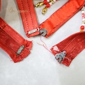 ベリーダンス オリエンタル 衣装 上下セット レッド系 トップス スカート アーム 飾り 赤 ラインストーン ビーズ 花 フリンジ キラキラ ステージ イベント 鮮やか 華やか かわいい スリット ダンス衣装