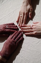 Tema’ Baco - Clear “CCdot” G - Ear Cuff / Double Finger Ring ：Clear × Gold｜透明ボディ／金属が映える2WAY（Acrylic × Brass＋金メッキ）