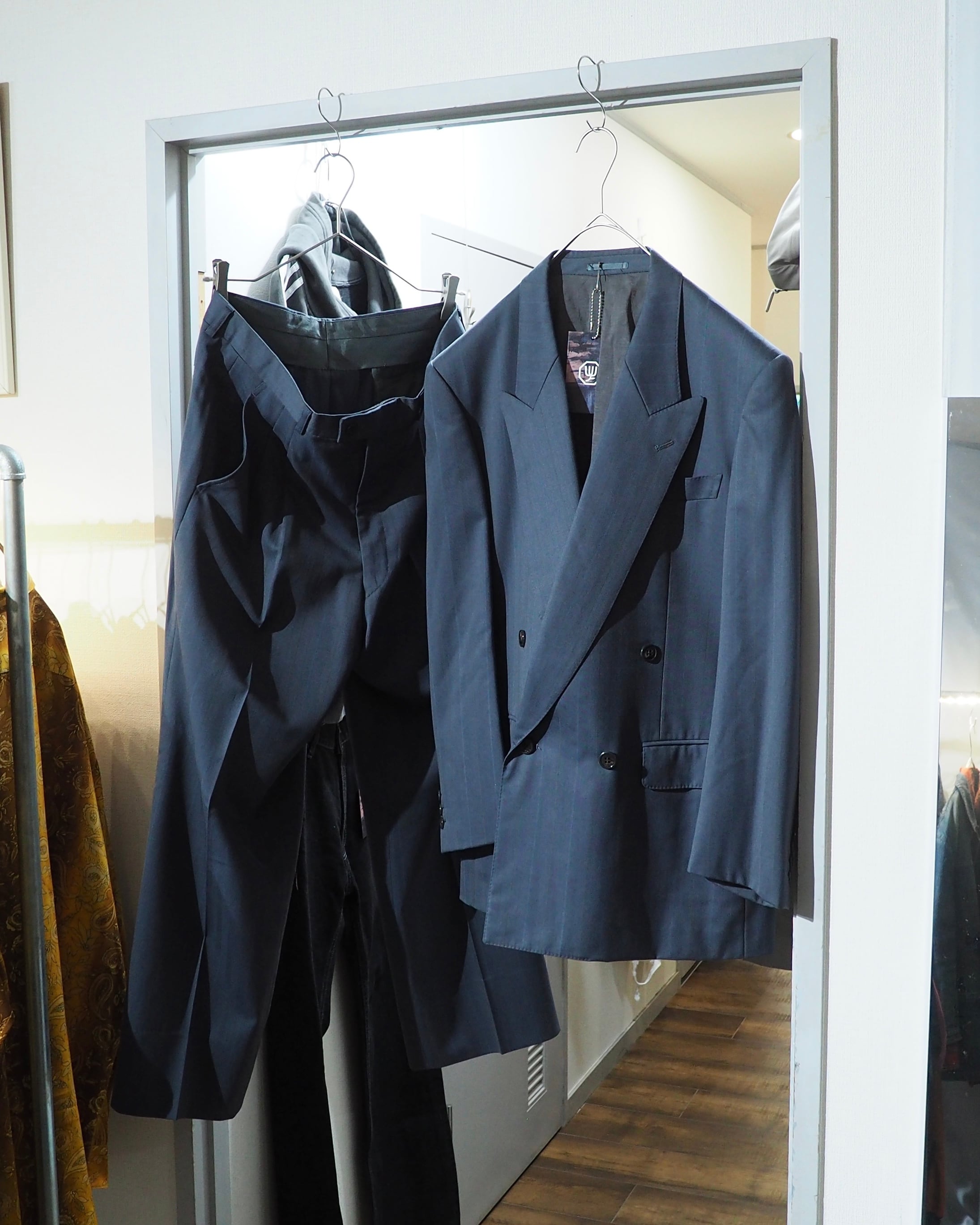 セットアップ、テーラードジャケットご購入のお客様にプレゼント