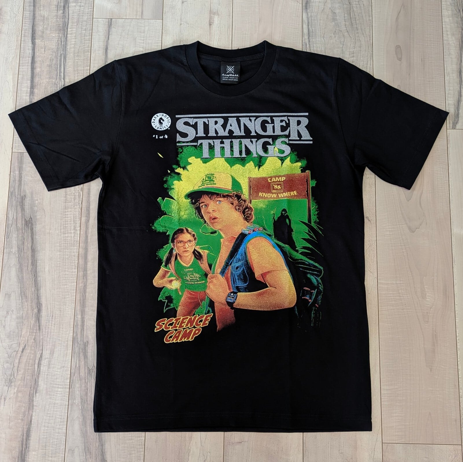 【 Stranger Things / ストレンジャーシングス  】ダスティン&スージー Camp Know Where / Tシャツ〚アメリカン雑貨 アメトイ〛