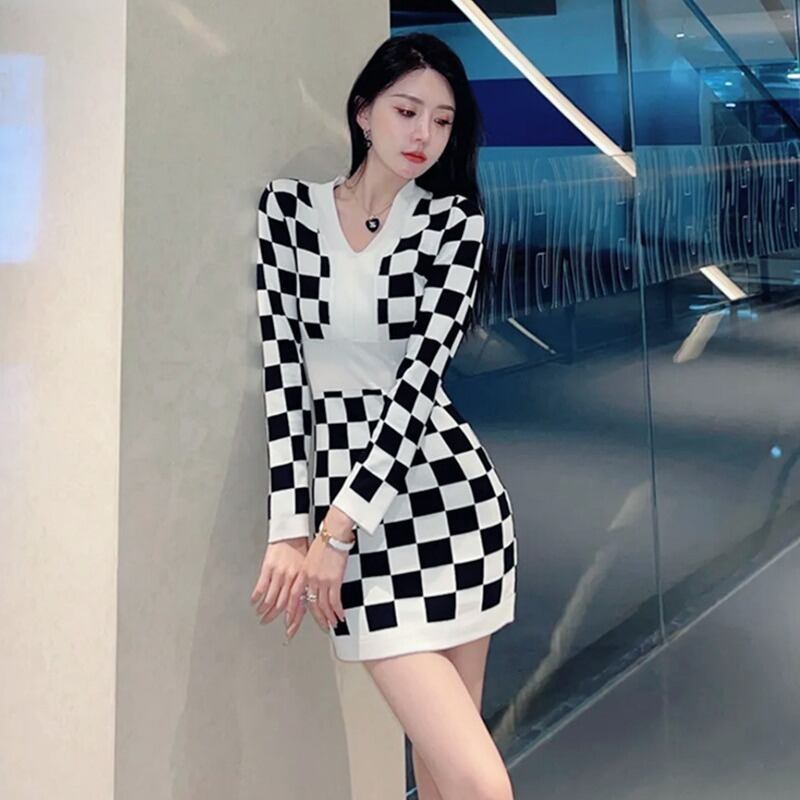 【新作】【送料無料】 2023 秋冬日本と韓国の女性の V ネックデザインスリムフィット黒と白のチェック柄ヒップカバーニットドレス 5971 0328185009267