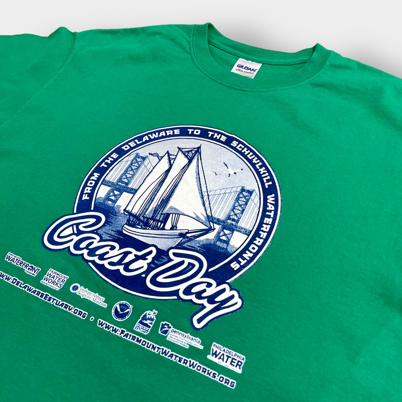 【GILDAN】Delaware Estuary デラウェア・ウォーターフロント 河口 ロゴ プリント Tシャツ 半袖 グリーン LARGE US古着