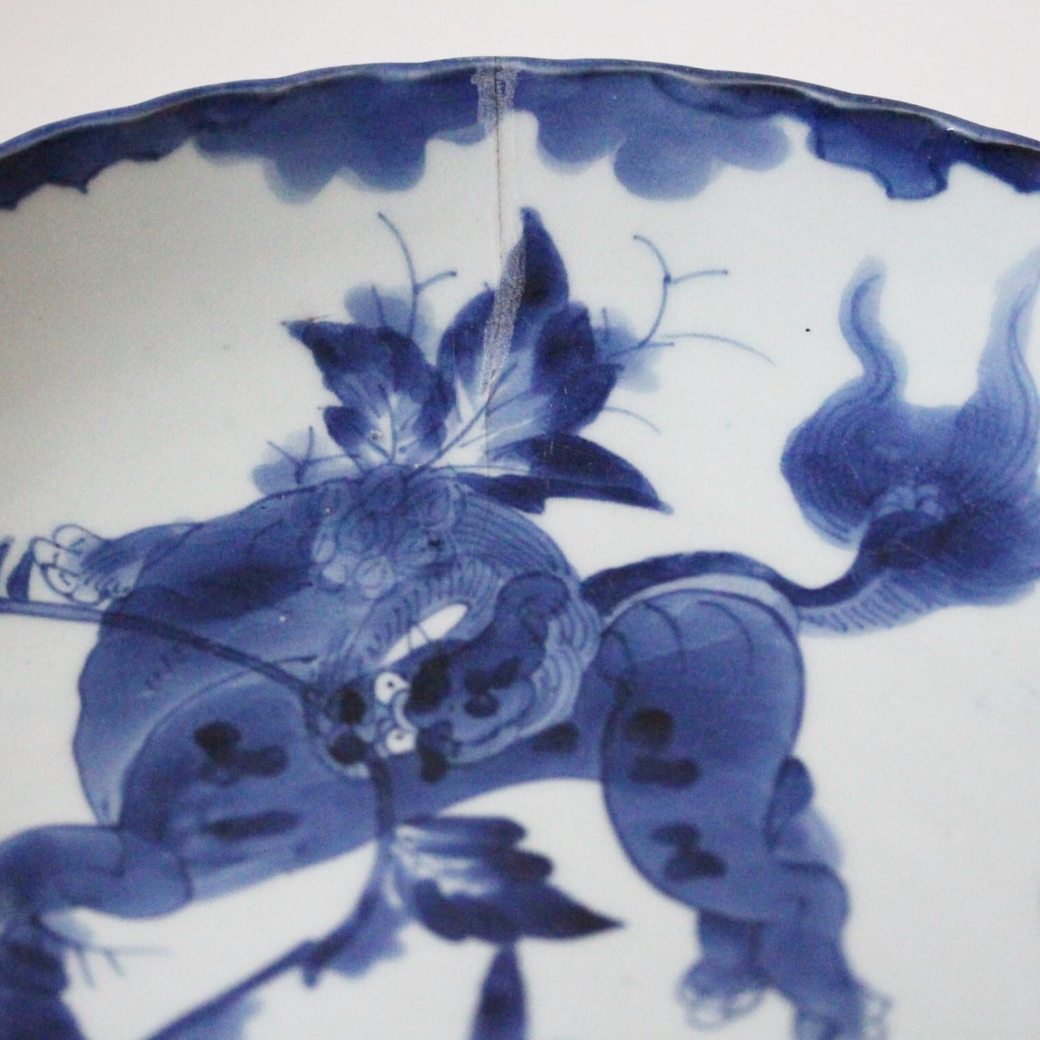 硝子継ぎのある古伊万里染付唐獅子牡丹文大皿 d31.9cm　Imari Blue and White Dish with Lion and Peony  Design　17th-18th C
