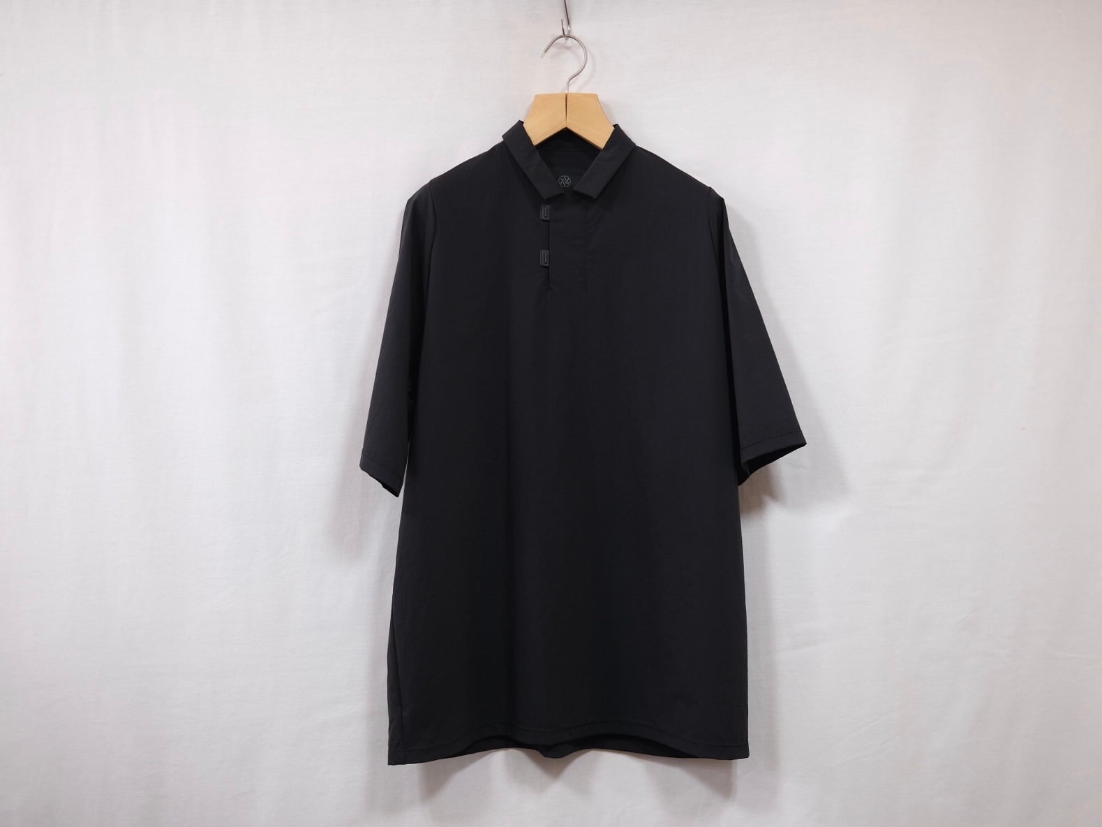 TEATORA”CAPSULESNAP POLO SHIRT - DR BLACK” | Lapel online store