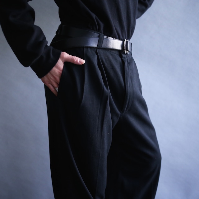 2-tuck tapered silhouette black wide slacks